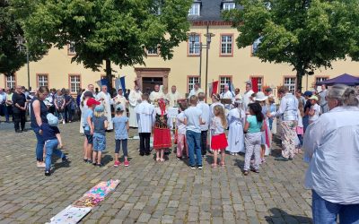 Fron­leich­nam: Pro­zes­sio­nen und Mes­se auf dem Sie­ge­ner Schlossplatz